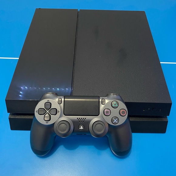 PS4 - Picture 2 of 4
